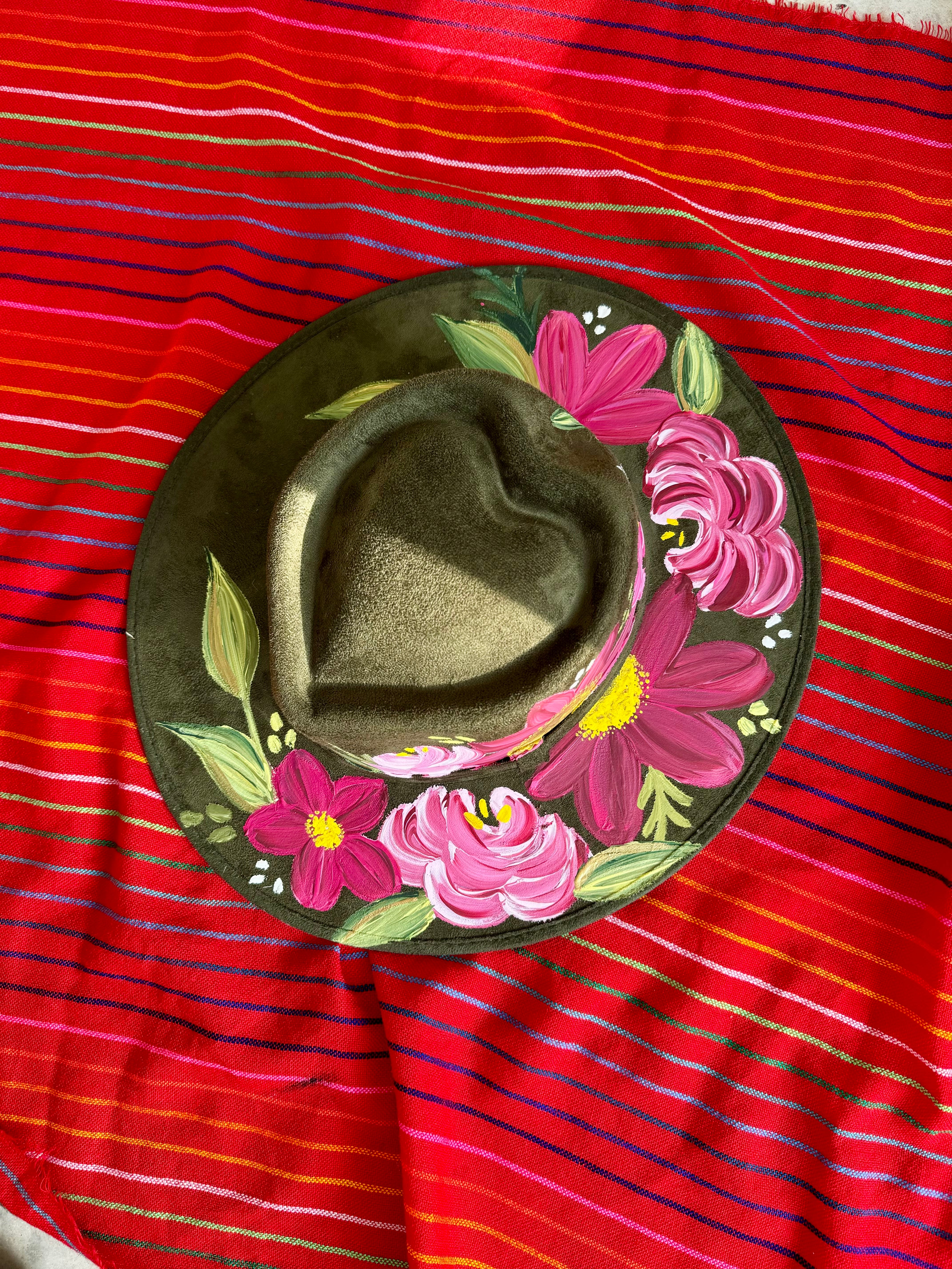 Médium Green Heart Shaped Hat