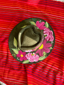 Médium Green Heart Shaped Hat