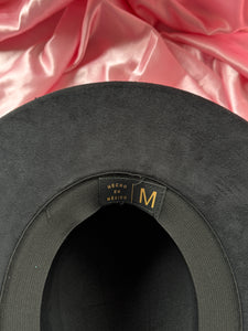 Médium Black Round Top Hat