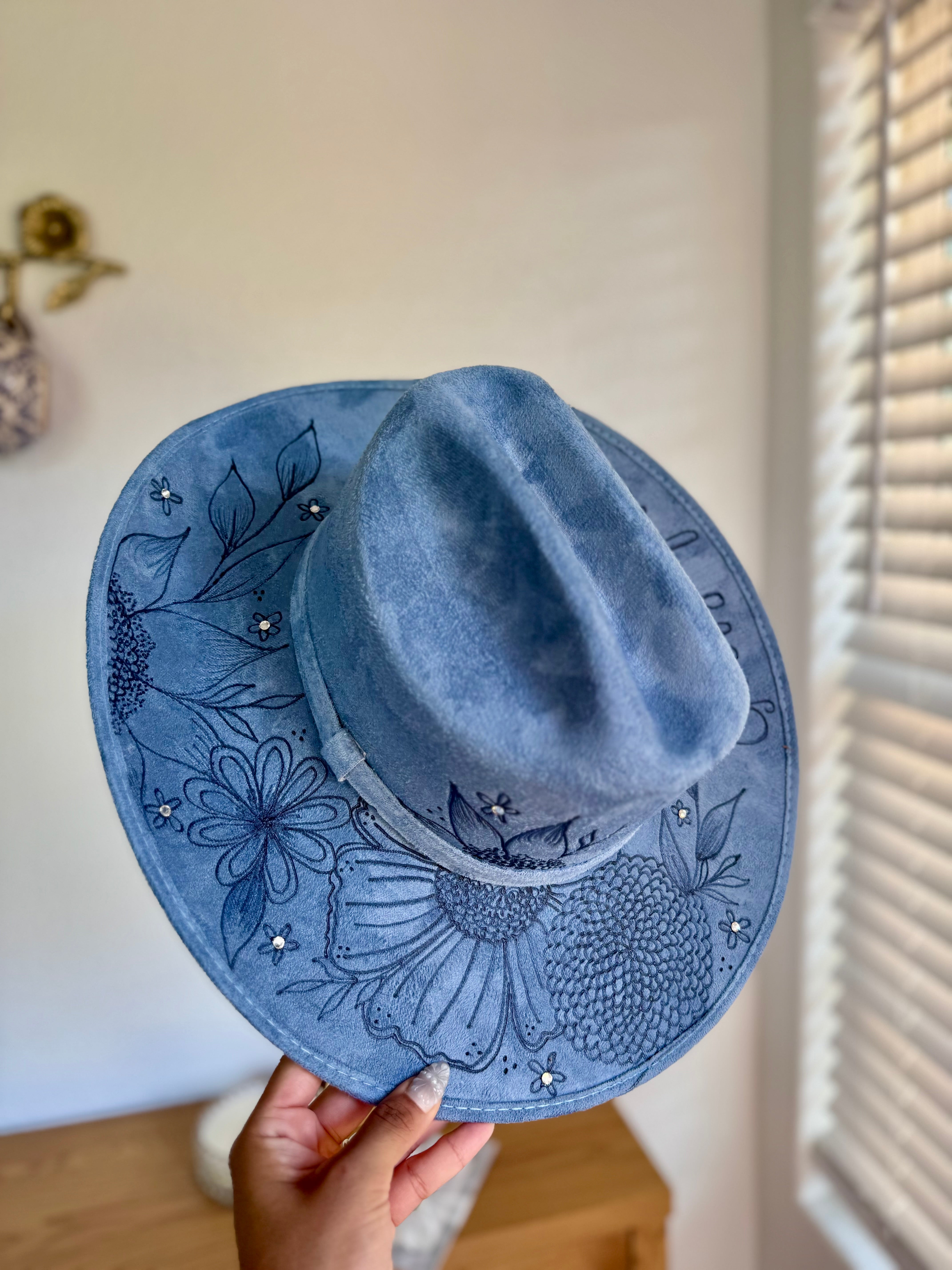 Médium Vegan Suede Cowgirl Hat- Gods Favorite