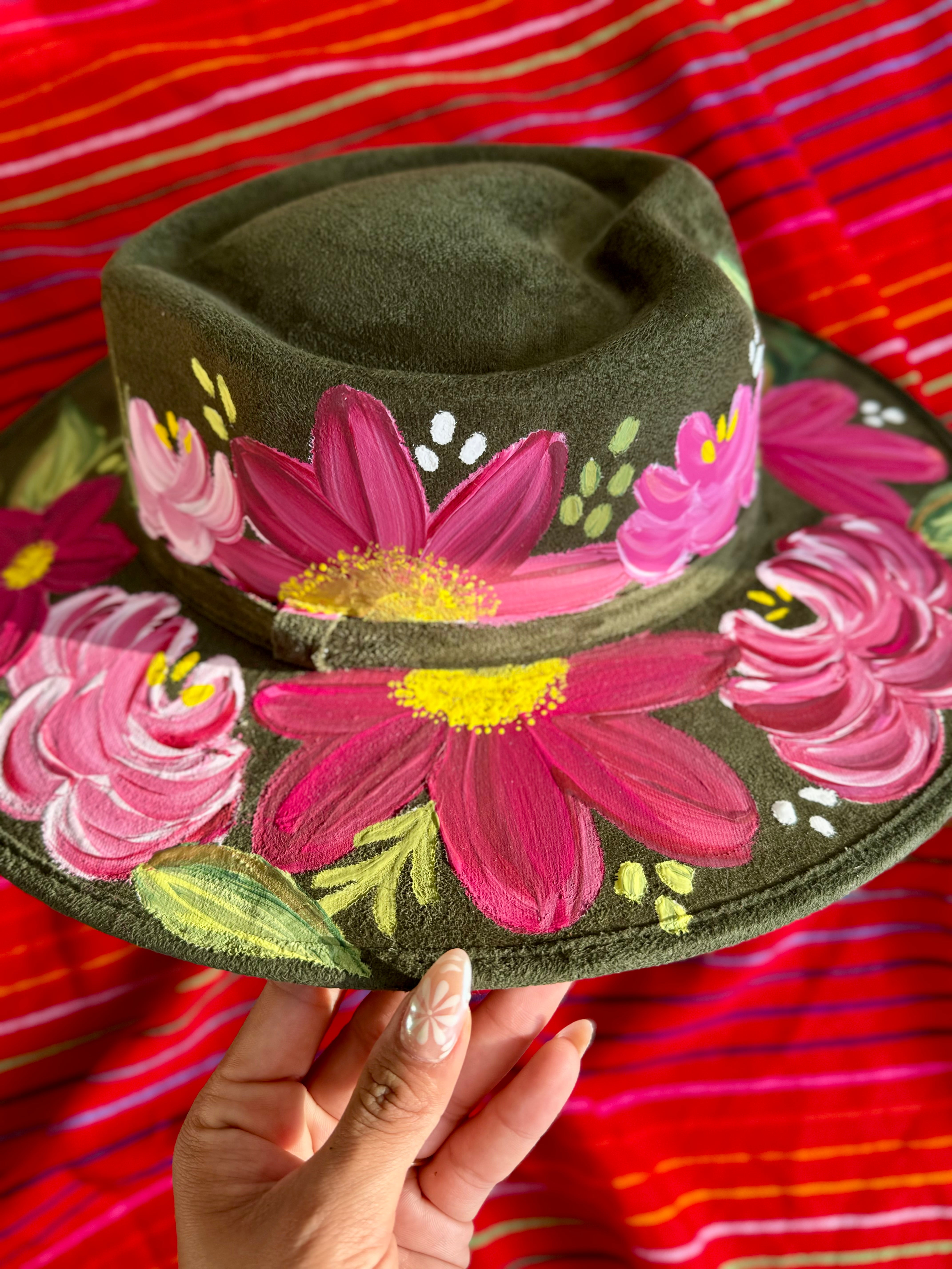 Médium Green Heart Shaped Hat