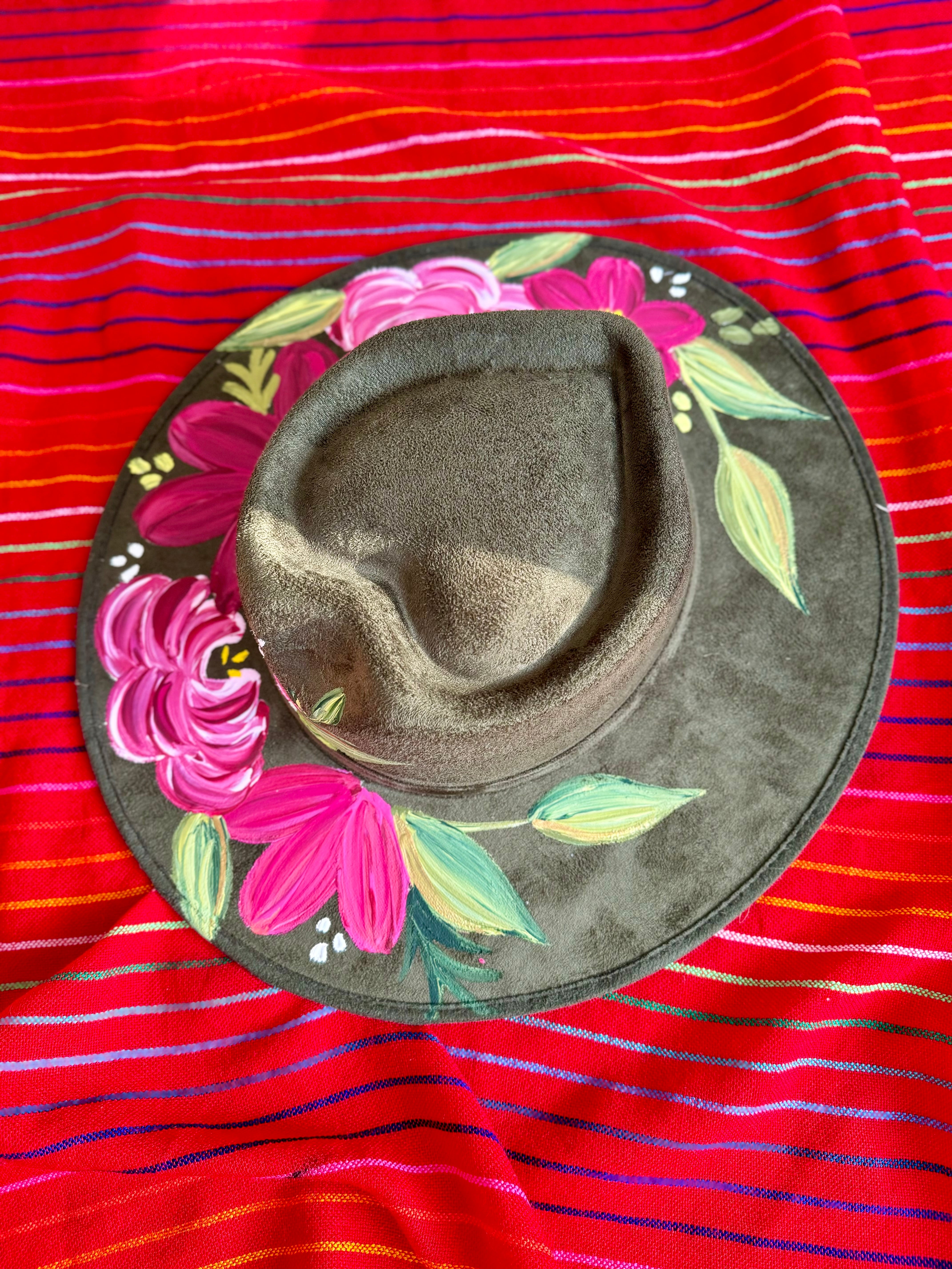 Médium Green Heart Shaped Hat