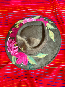Médium Green Heart Shaped Hat